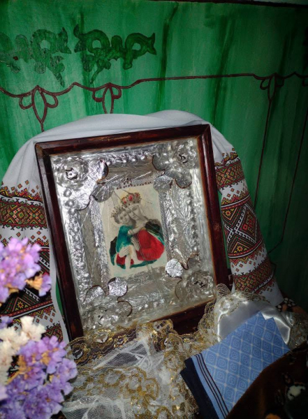 Побили вікна вазами з могил: у Литовезькій громаді перед Великоднем неповнолітні пошкодили капличку | Новини Нововолинська Побили вікна вазами з могил: у Литовезькій громаді перед Великоднем неповнолітні пошкодили капличку | Новини Нововолинська