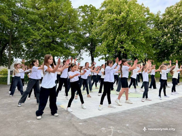 Школярі Нововолинської громади влаштували патріотичний флешмоб до Дня Європи | Новини Нововолинська Школярі Нововолинської громади влаштували патріотичний флешмоб до Дня Європи | Новини Нововолинська