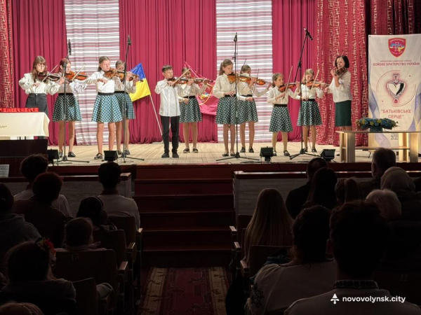 У Нововолинську дітям полеглих Захисників України подарували кулони «Батьківське серце» | Новини Нововолинська У Нововолинську дітям полеглих Захисників України подарували кулони «Батьківське серце» | Новини Нововолинська