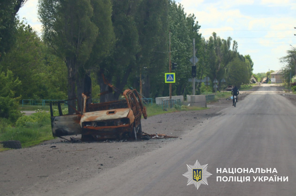 У прифронтовому Покровську на фоні травневих квітучих дерев — зруйновані будівлі та люди, що пересуваються з острахом розтрощеними вулицями - 24 травня 2025 :: Донеччина У прифронтовому Покровську на фоні травневих квітучих дерев — зруйновані будівлі та люди, що пересуваються з острахом розтрощеними вулицями - 24 травня 2025 :: Донеччина