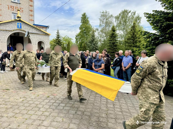 Нововолинська громада попрощалася з полеглим Героєм Юрієм Сасагою | Новини Нововолинська