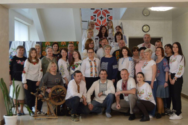 День вишиванки: нововолинці показали свої світлини в національному одязі | Новини Нововолинська