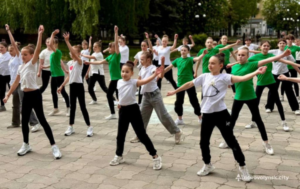 Школярі Нововолинської громади влаштували патріотичний флешмоб до Дня Європи | Новини Нововолинська Школярі Нововолинської громади влаштували патріотичний флешмоб до Дня Європи | Новини Нововолинська