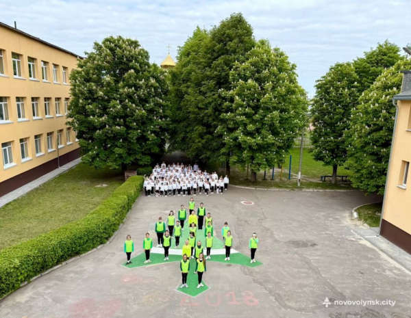 Школярі Нововолинської громади влаштували патріотичний флешмоб до Дня Європи | Новини Нововолинська Школярі Нововолинської громади влаштували патріотичний флешмоб до Дня Європи | Новини Нововолинська