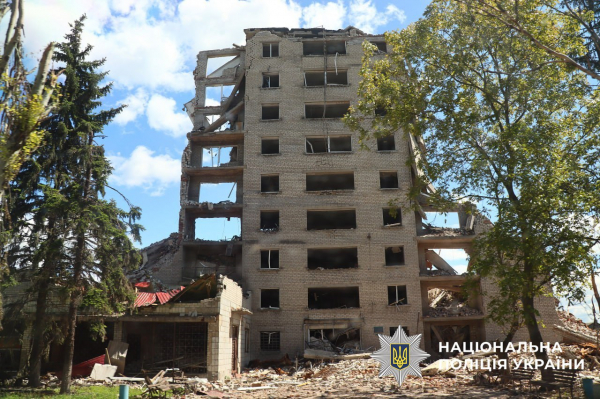 У прифронтовому Покровську на фоні травневих квітучих дерев — зруйновані будівлі та люди, що пересуваються з острахом розтрощеними вулицями - 24 травня 2025 :: Донеччина У прифронтовому Покровську на фоні травневих квітучих дерев — зруйновані будівлі та люди, що пересуваються з острахом розтрощеними вулицями - 24 травня 2025 :: Донеччина