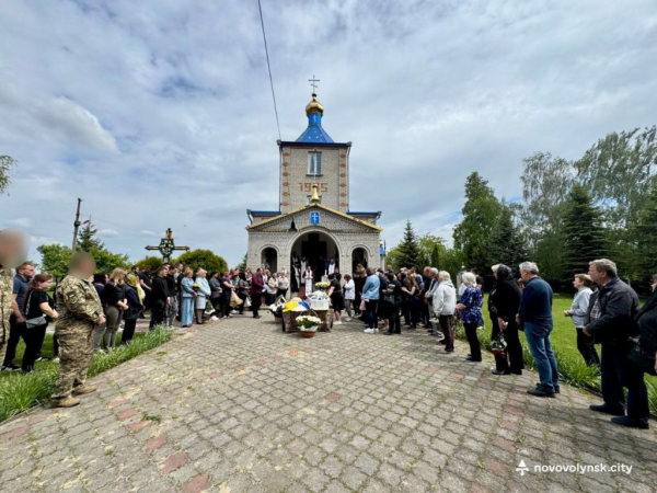 Нововолинська громада попрощалася з полеглим Героєм Юрієм Сасагою | Новини Нововолинська