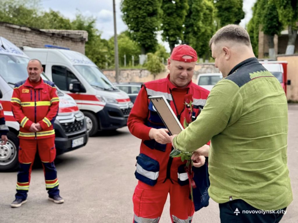 Працівників екстреної медичної допомоги у Нововолинську привітали з професійним святом | Новини Нововолинська Працівників екстреної медичної допомоги у Нововолинську привітали з професійним святом | Новини Нововолинська