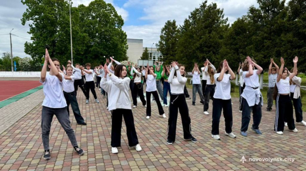 Школярі Нововолинської громади влаштували патріотичний флешмоб до Дня Європи | Новини Нововолинська Школярі Нововолинської громади влаштували патріотичний флешмоб до Дня Європи | Новини Нововолинська