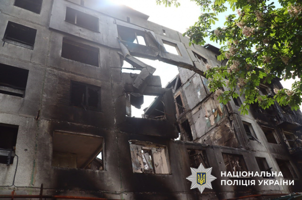 У прифронтовому Покровську на фоні травневих квітучих дерев — зруйновані будівлі та люди, що пересуваються з острахом розтрощеними вулицями - 24 травня 2025 :: Донеччина У прифронтовому Покровську на фоні травневих квітучих дерев — зруйновані будівлі та люди, що пересуваються з острахом розтрощеними вулицями - 24 травня 2025 :: Донеччина