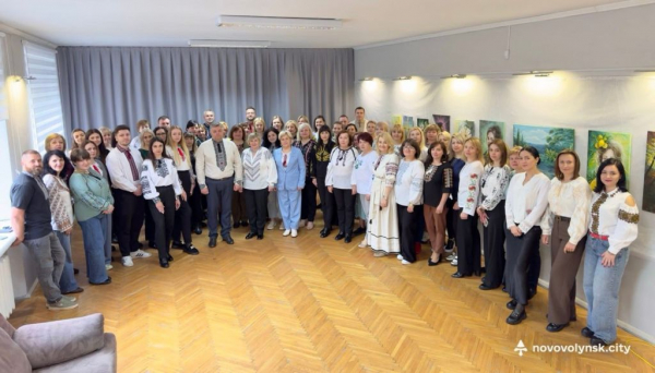 День вишиванки: нововолинці показали свої світлини в національному одязі | Новини Нововолинська