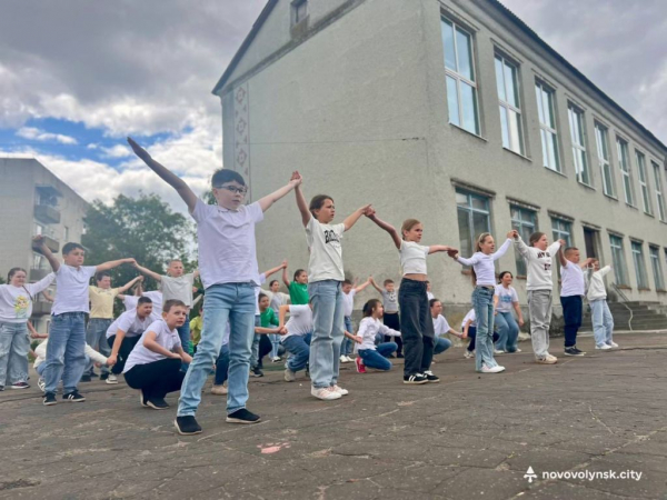Школярі Нововолинської громади влаштували патріотичний флешмоб до Дня Європи | Новини Нововолинська Школярі Нововолинської громади влаштували патріотичний флешмоб до Дня Європи | Новини Нововолинська
