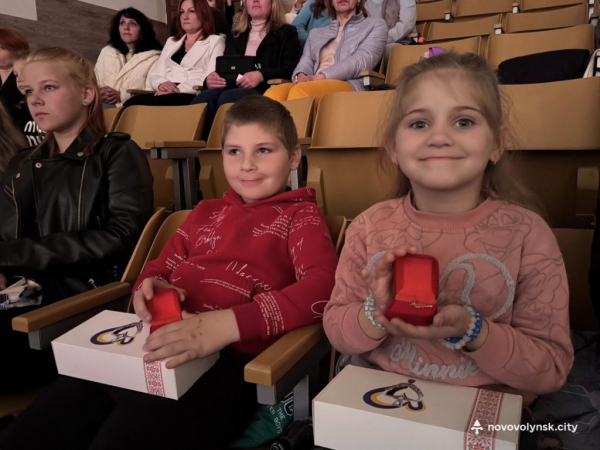 У Нововолинську дітям полеглих Захисників України подарували кулони «Батьківське серце» | Новини Нововолинська У Нововолинську дітям полеглих Захисників України подарували кулони «Батьківське серце» | Новини Нововолинська