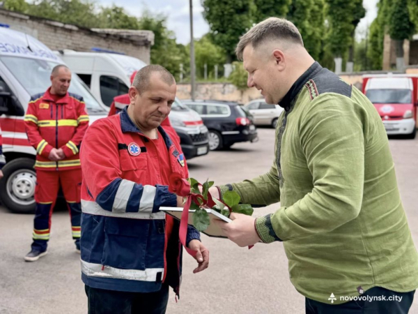 Працівників екстреної медичної допомоги у Нововолинську привітали з професійним святом | Новини Нововолинська Працівників екстреної медичної допомоги у Нововолинську привітали з професійним святом | Новини Нововолинська