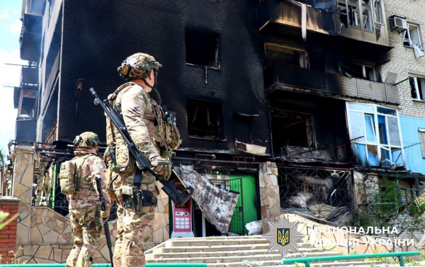 У прифронтовому Покровську на фоні травневих квітучих дерев — зруйновані будівлі та люди, що пересуваються з острахом розтрощеними вулицями - 24 травня 2025 :: Донеччина У прифронтовому Покровську на фоні травневих квітучих дерев — зруйновані будівлі та люди, що пересуваються з острахом розтрощеними вулицями - 24 травня 2025 :: Донеччина