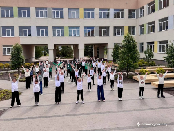 Школярі Нововолинської громади влаштували патріотичний флешмоб до Дня Європи | Новини Нововолинська Школярі Нововолинської громади влаштували патріотичний флешмоб до Дня Європи | Новини Нововолинська