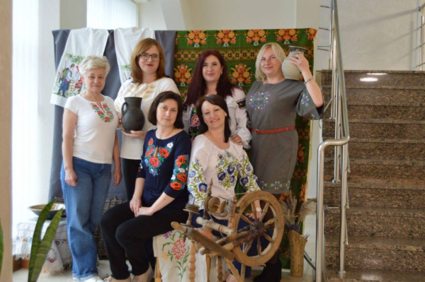 День вишиванки: нововолинці показали свої світлини в національному одязі | Новини Нововолинська
