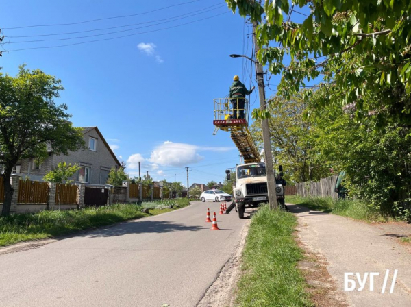 Мешканці залишились без світла: у Нововолинську після аварії встановили нову електроопору | Новини Нововолинська