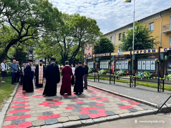 У Нововолинську вшанували Героїв, які загинули під Волновахою | Новини Нововолинська У Нововолинську вшанували Героїв, які загинули під Волновахою | Новини Нововолинська
