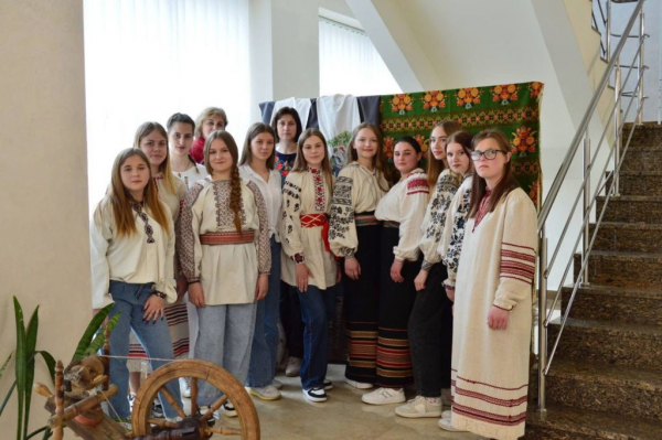 День вишиванки: нововолинці показали свої світлини в національному одязі | Новини Нововолинська