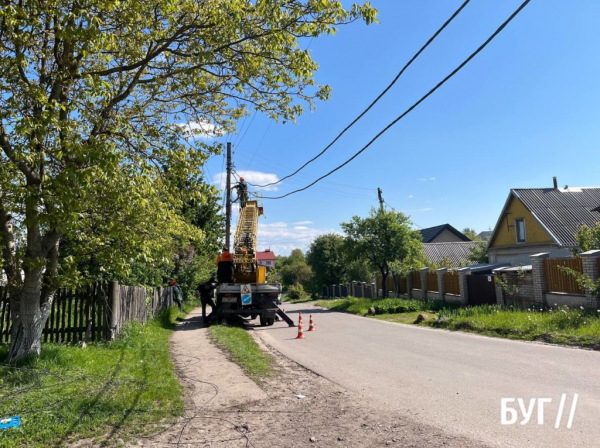 Мешканці залишились без світла: у Нововолинську після аварії встановили нову електроопору | Новини Нововолинська