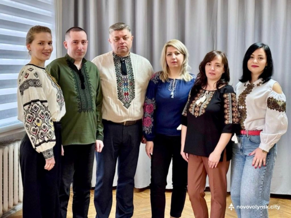 День вишиванки: нововолинці показали свої світлини в національному одязі | Новини Нововолинська