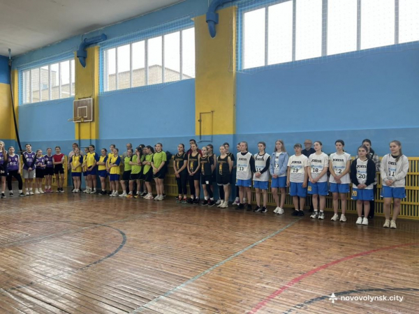 Нововолинські баскетболістки здобули перемоги на обласному етапі змагань «Пліч-о-пліч. Всеукраїнські шкільні ліги» | Новини Нововолинська