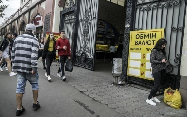 В Україні знову зросли офіційні курси долара і євро