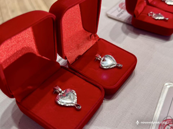 У Нововолинську дітям полеглих Захисників України подарували кулони «Батьківське серце» | Новини Нововолинська У Нововолинську дітям полеглих Захисників України подарували кулони «Батьківське серце» | Новини Нововолинська