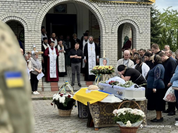 Нововолинська громада попрощалася з полеглим Героєм Юрієм Сасагою | Новини Нововолинська