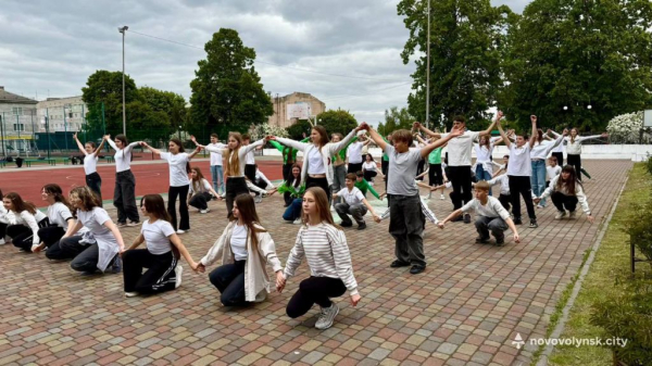 Школярі Нововолинської громади влаштували патріотичний флешмоб до Дня Європи | Новини Нововолинська Школярі Нововолинської громади влаштували патріотичний флешмоб до Дня Європи | Новини Нововолинська