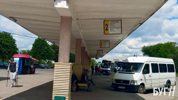 Фото дня: на автостанції в Нововолинську досі «Жовтневе» та реклама російською | Новини Нововолинська