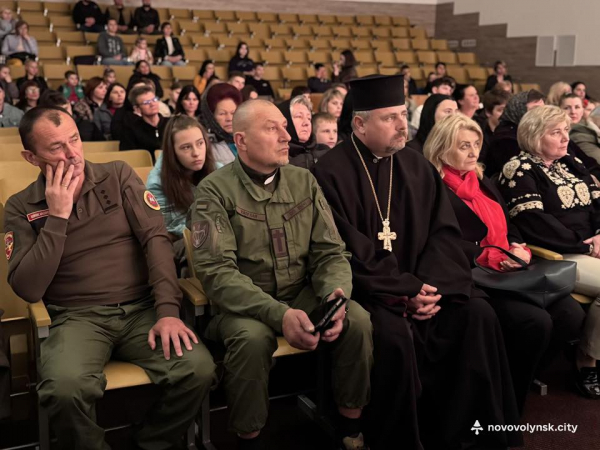 У Нововолинську дітям полеглих Захисників України подарували кулони «Батьківське серце» | Новини Нововолинська У Нововолинську дітям полеглих Захисників України подарували кулони «Батьківське серце» | Новини Нововолинська