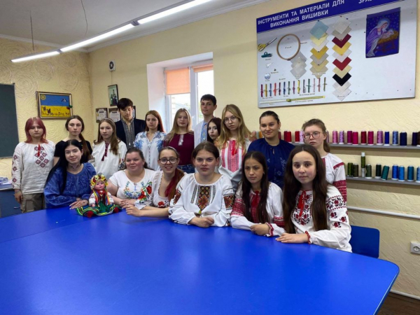 День вишиванки: нововолинці показали свої світлини в національному одязі | Новини Нововолинська