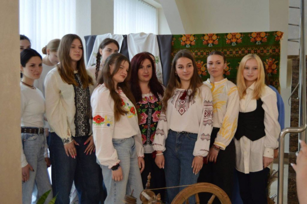 День вишиванки: нововолинці показали свої світлини в національному одязі | Новини Нововолинська