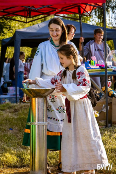 У Нововолинську вперше відзначили Івана Купала: давні обряди, розпалювання ватри та бойовий гопак | Новини Нововолинська У Нововолинську вперше відзначили Івана Купала: давні обряди, розпалювання ватри та бойовий гопак | Новини Нововолинська