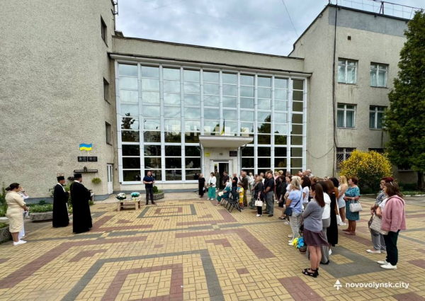 На фасаді ЦДЮТу у Нововолинську відкрили меморіальні дошки загиблим Героям | Новини Нововолинська На фасаді ЦДЮТу у Нововолинську відкрили меморіальні дошки загиблим Героям | Новини Нововолинська