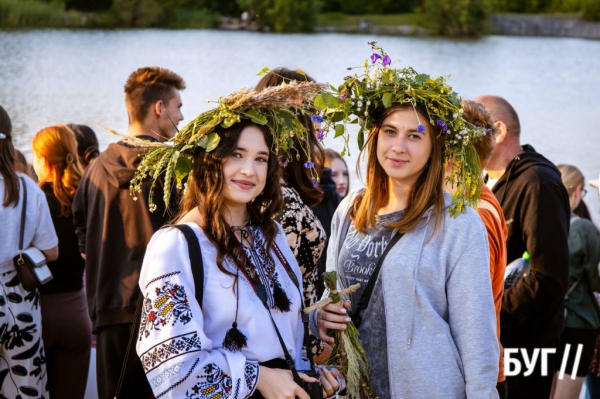 У Нововолинську вперше відзначили Івана Купала: давні обряди, розпалювання ватри та бойовий гопак | Новини Нововолинська У Нововолинську вперше відзначили Івана Купала: давні обряди, розпалювання ватри та бойовий гопак | Новини Нововолинська