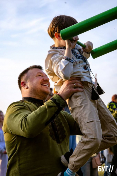 У Нововолинську вперше відзначили Івана Купала: давні обряди, розпалювання ватри та бойовий гопак | Новини Нововолинська У Нововолинську вперше відзначили Івана Купала: давні обряди, розпалювання ватри та бойовий гопак | Новини Нововолинська