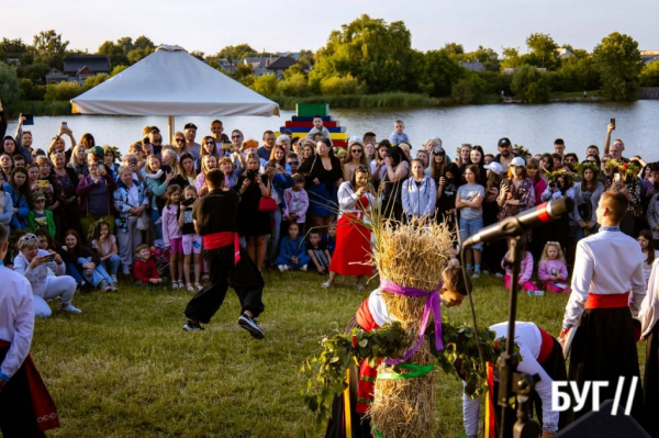 У Нововолинську вперше відзначили Івана Купала: давні обряди, розпалювання ватри та бойовий гопак | Новини Нововолинська У Нововолинську вперше відзначили Івана Купала: давні обряди, розпалювання ватри та бойовий гопак | Новини Нововолинська