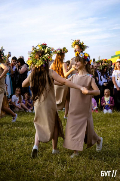 У Нововолинську вперше відзначили Івана Купала: давні обряди, розпалювання ватри та бойовий гопак | Новини Нововолинська У Нововолинську вперше відзначили Івана Купала: давні обряди, розпалювання ватри та бойовий гопак | Новини Нововолинська