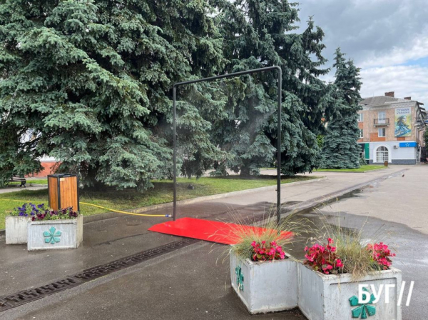 Фото дня: в центрі Нововолинська запрацювала «рамка-розпилювач» для охолодження | Новини Нововолинська