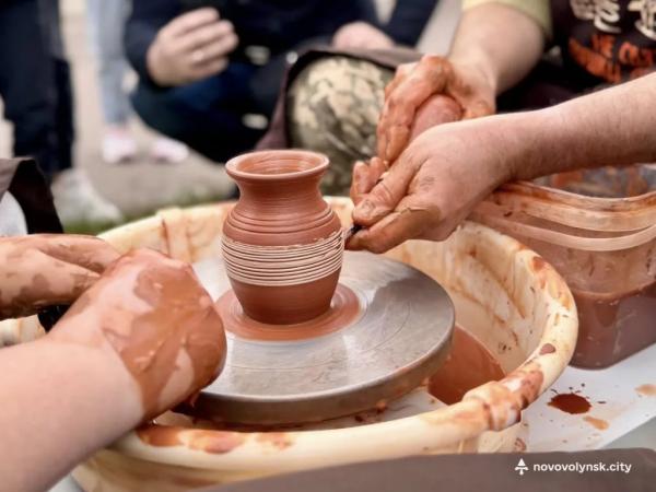 До Дня Захисників та Захисниць відбулися благодійні заходи: збирали кошти для 14 бригади | Новини Нововолинська До Дня Захисників та Захисниць відбулися благодійні заходи: збирали кошти для 14 бригади | Новини Нововолинська