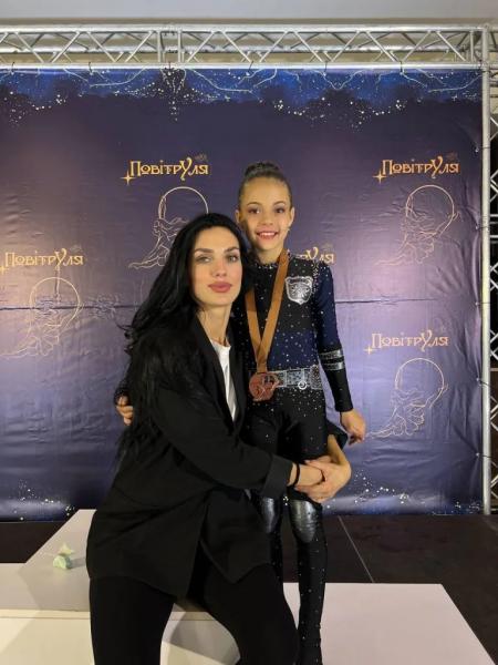 Нововолинські гімнастки привезли 9 медалей з чемпіонату з пілонного спорту та повітряної гімнастики | Новини Нововолинська