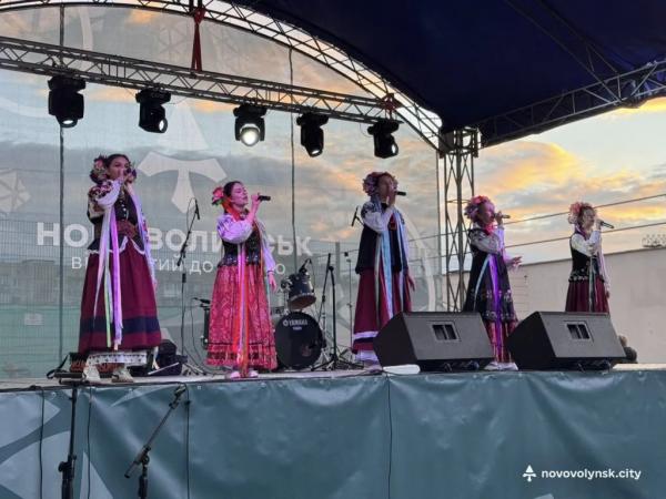 До Дня Захисників та Захисниць відбулися благодійні заходи: збирали кошти для 14 бригади | Новини Нововолинська До Дня Захисників та Захисниць відбулися благодійні заходи: збирали кошти для 14 бригади | Новини Нововолинська