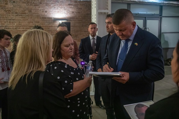 Залужний та Борис Джонсон відкрили в Лондоні виставку Незламна Україна