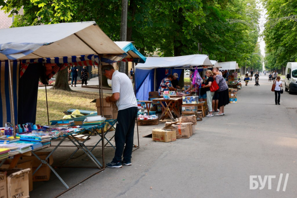 Фото дня: шкільний ярмарок, що згортається на стометрівці у Нововолинську | Новини Нововолинська