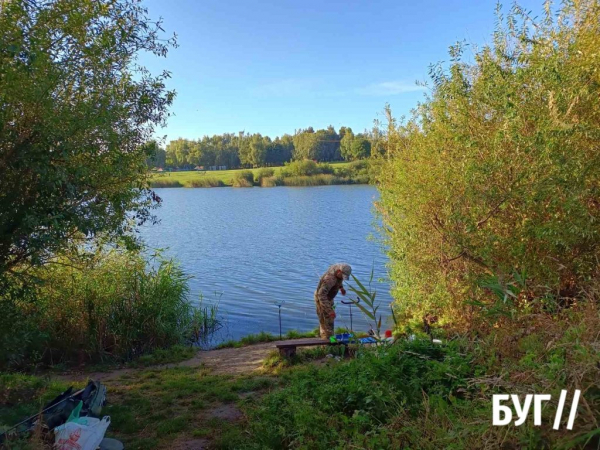 Фото дня: ранкова риболовля на міському озері Нововолинська | Новини Нововолинська