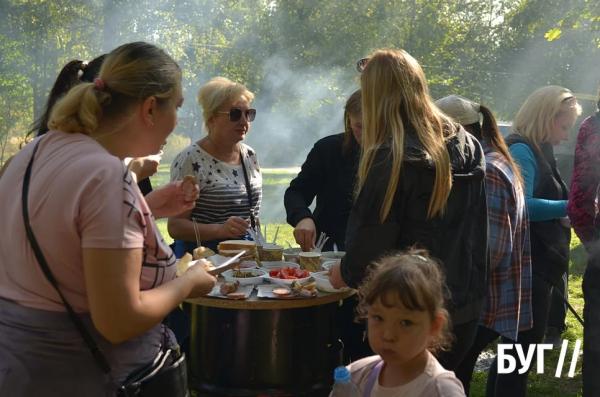 Толока біля міського озера: У Нововолинську долучилися до Всесвітнього Дня прибирання | Новини Нововолинська