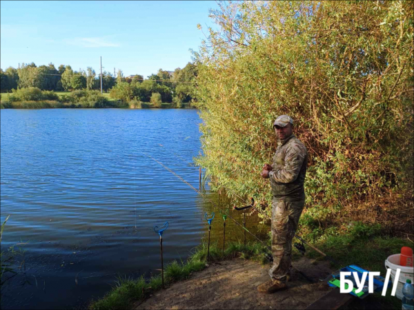 Фото дня: ранкова риболовля на міському озері Нововолинська | Новини Нововолинська
