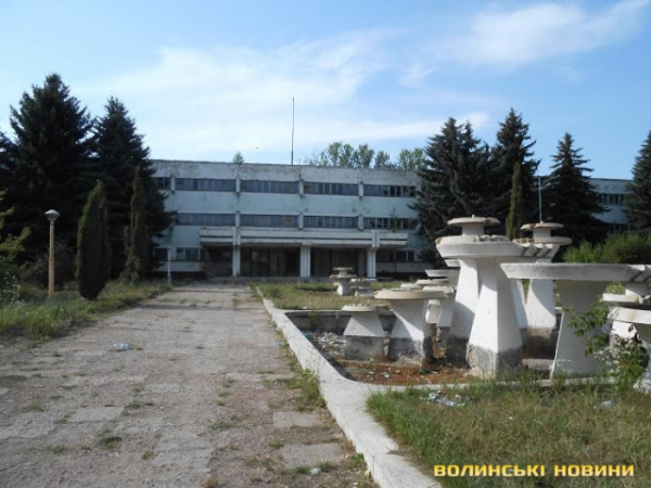 Його будували три країни, а тепер з вікон ростуть дерева: як гинув легендарний завод-велетень у Нововолинську | Новини Нововолинська Його будували три країни, а тепер з вікон ростуть дерева: як гинув легендарний завод-велетень у Нововолинську | Новини Нововолинська